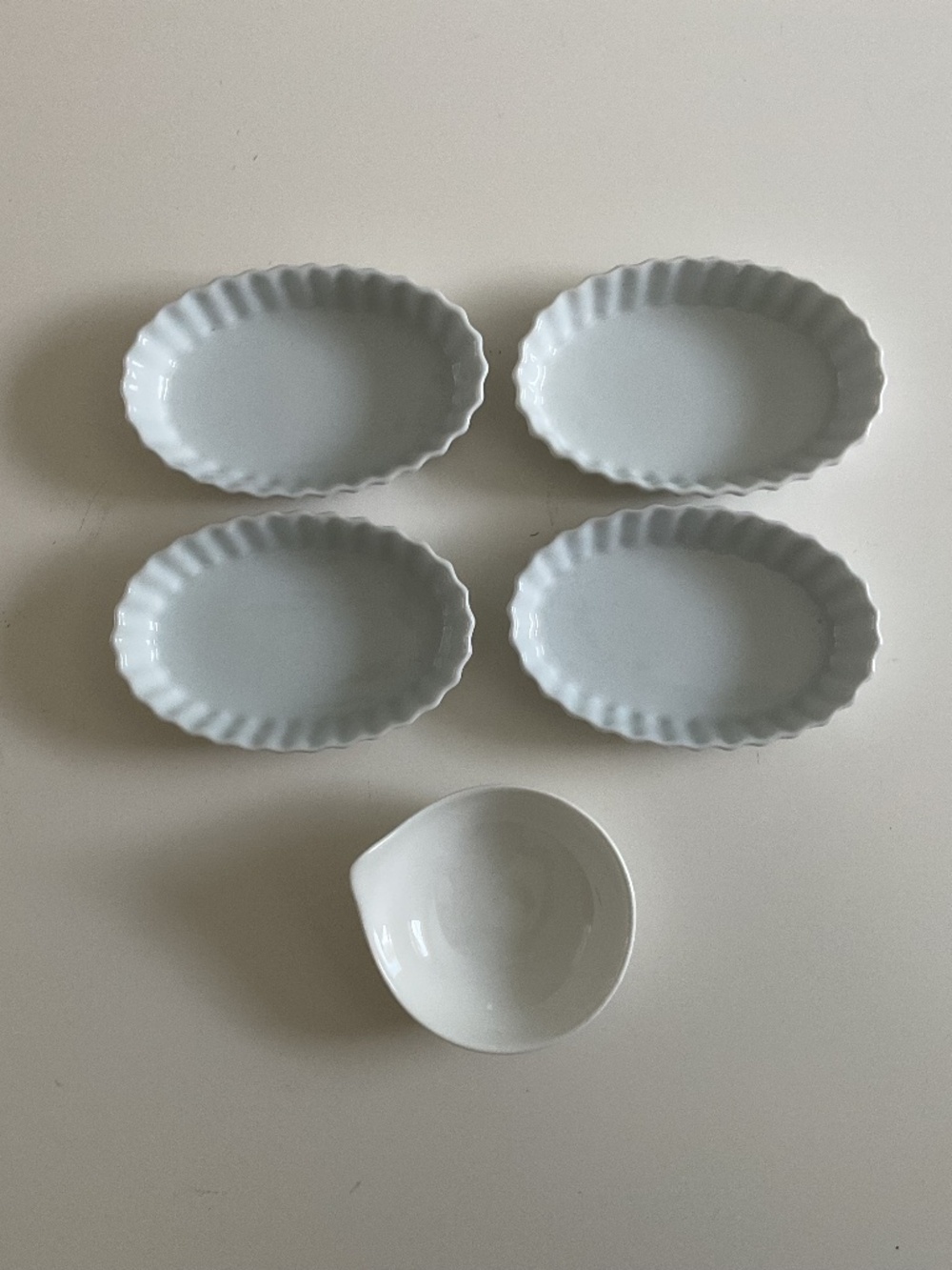 Set of 4 Crate & Barrel Oval Crème Brûlée Dishes & 1 Mini Round Grip Dish